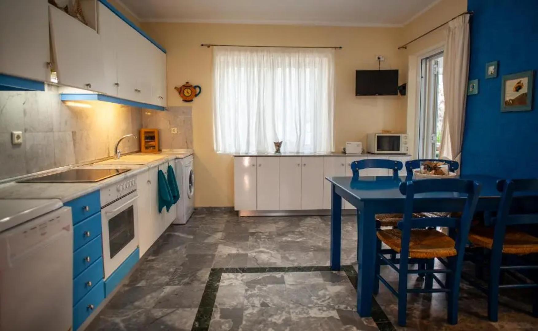 3 BDS-5min. walk to the BEACH