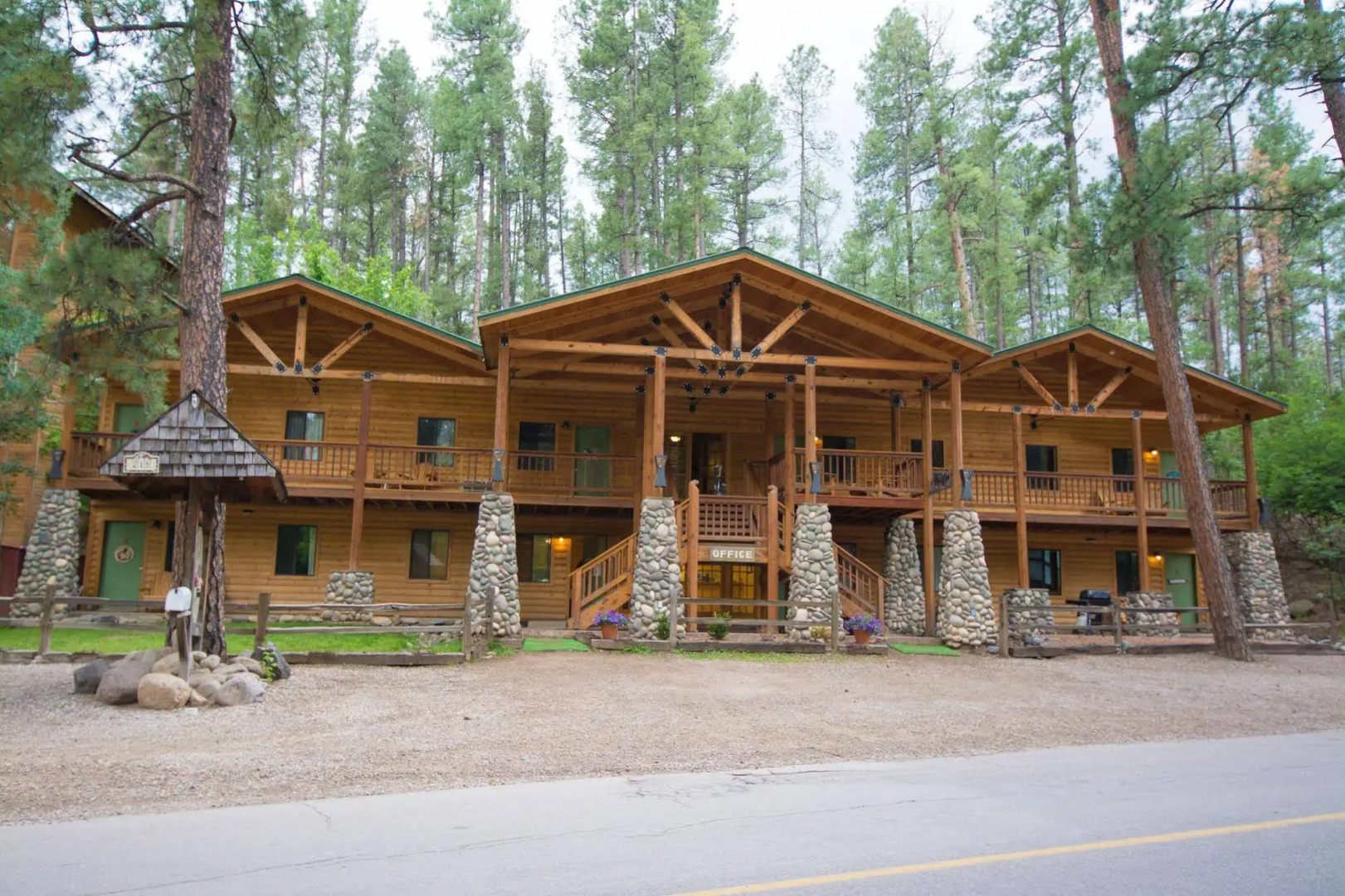 Upper Canyon Inn & Cabins