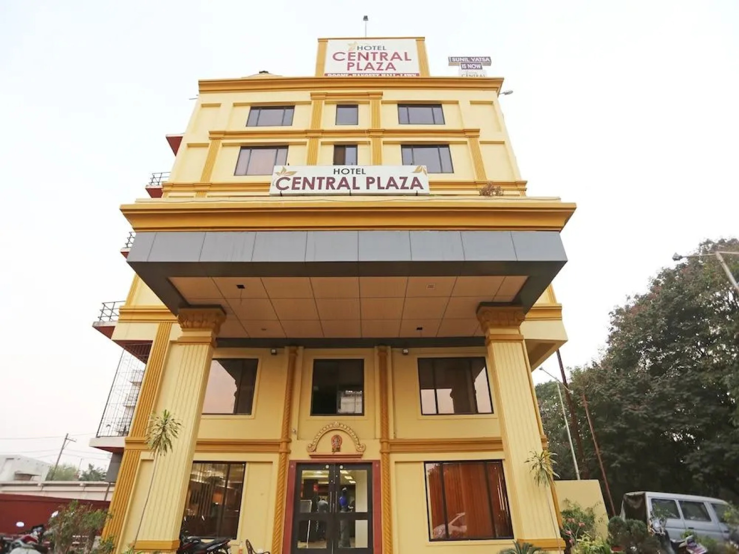 OYO 22040 Hotel Central Plaza