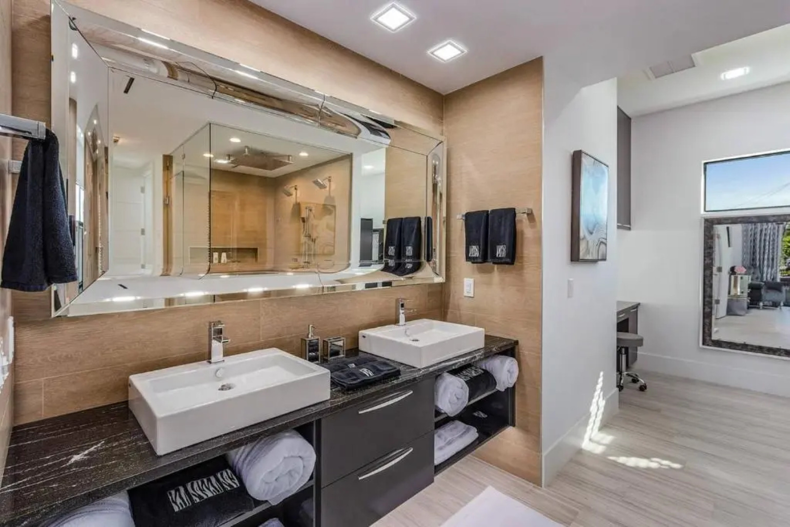 Beach 5 Min. Walk-Luxurious Modern Pool Home