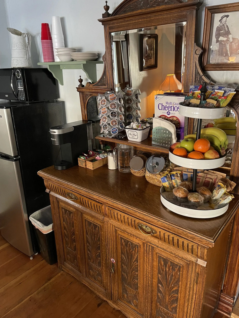 Downtown BnB King Bed Clawfoot Tub & Hot Tub