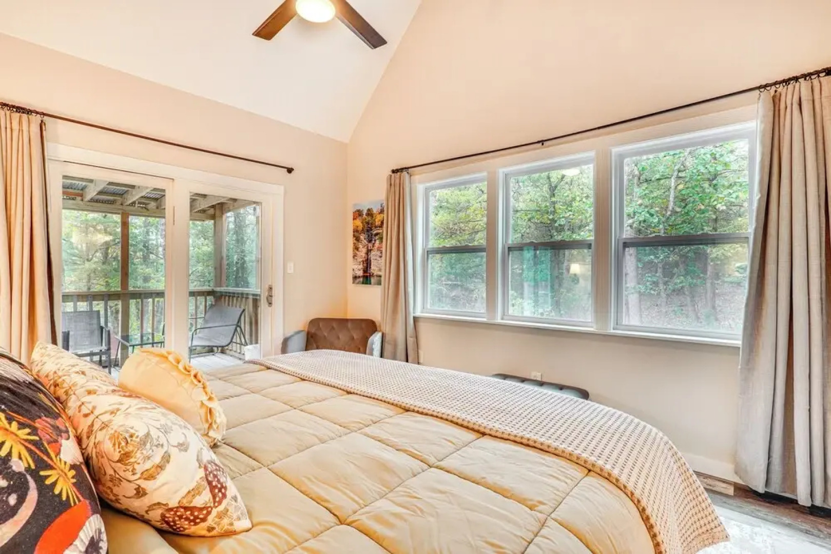 Mtn Views & Fire Pit: Eureka Springs Home