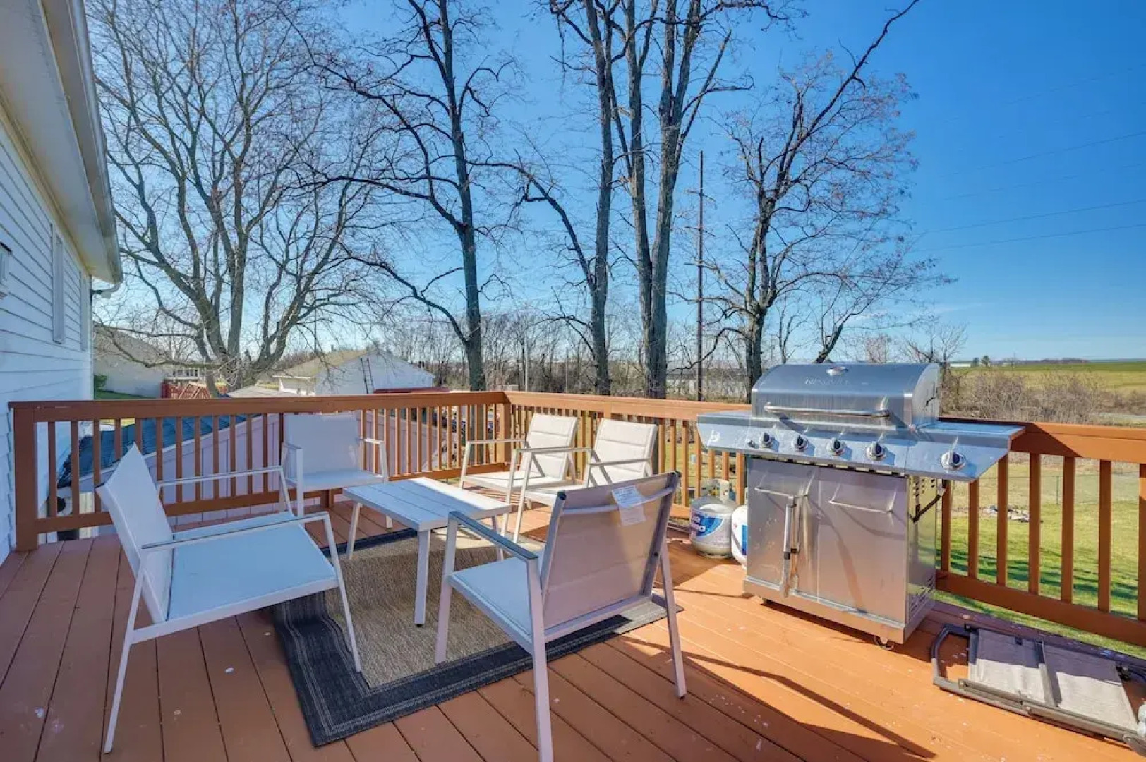 Deck & Grill: Convenient Home in Hummelstown