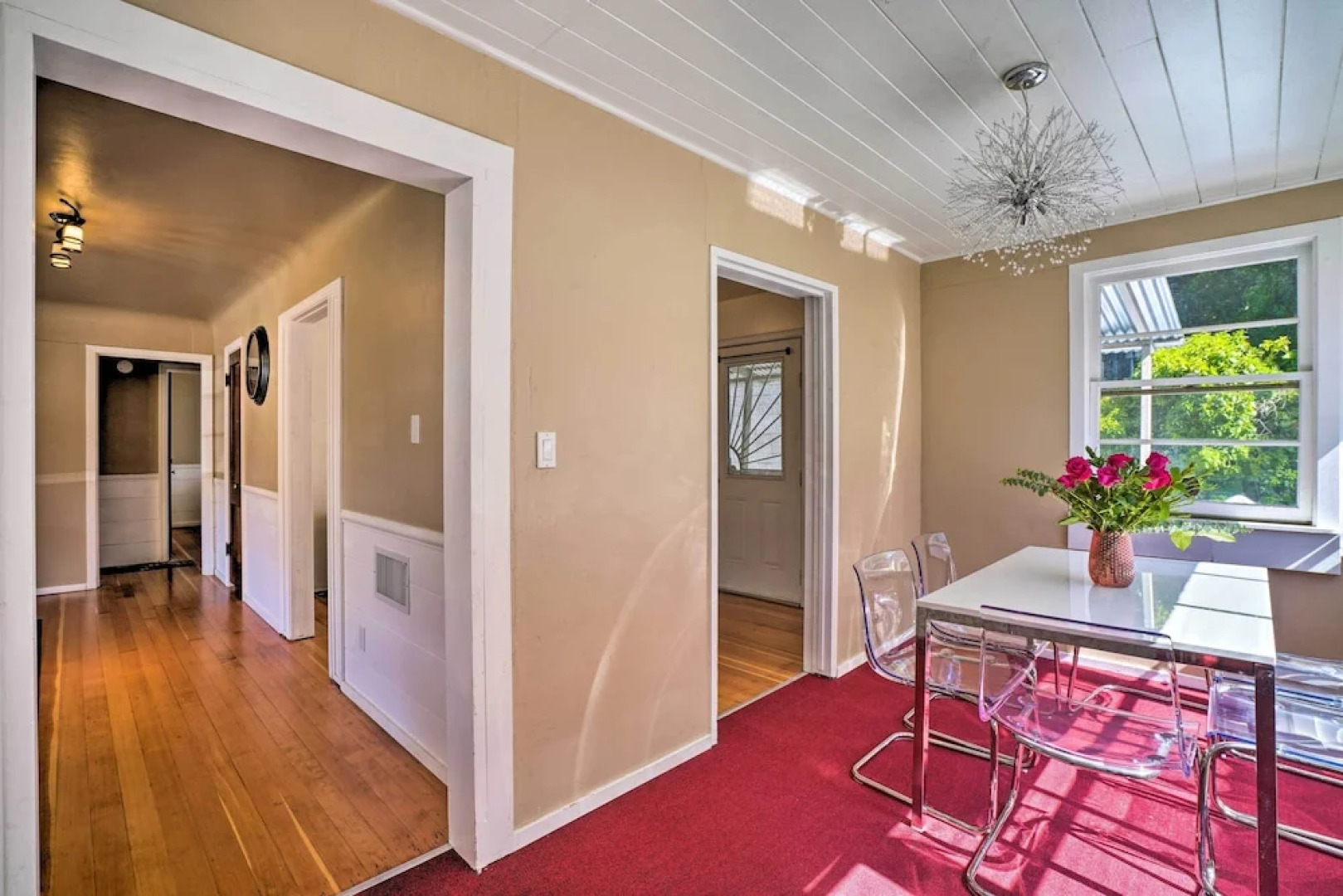 \sun-dappled Retreat: Walk to Restaurants!