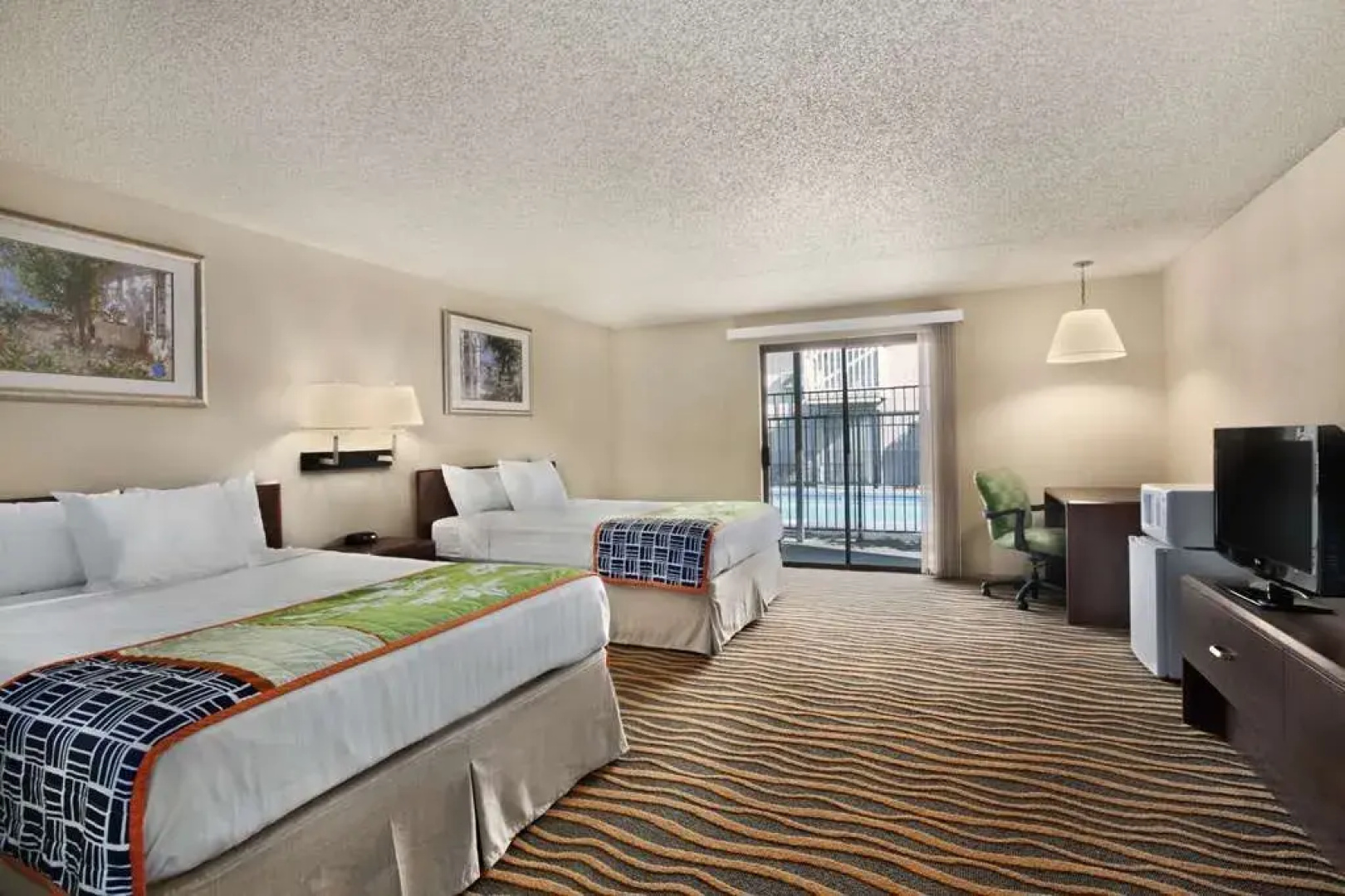 Howard Johnson Inn & Suites Tacoma Near McChord AFB