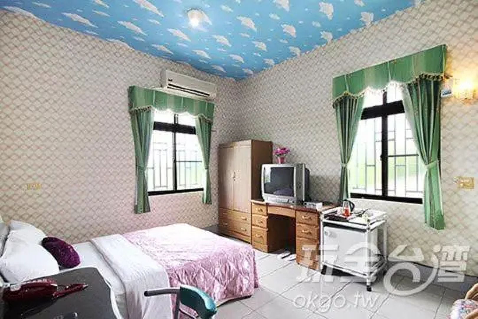 Reny Lake Warm Hostel