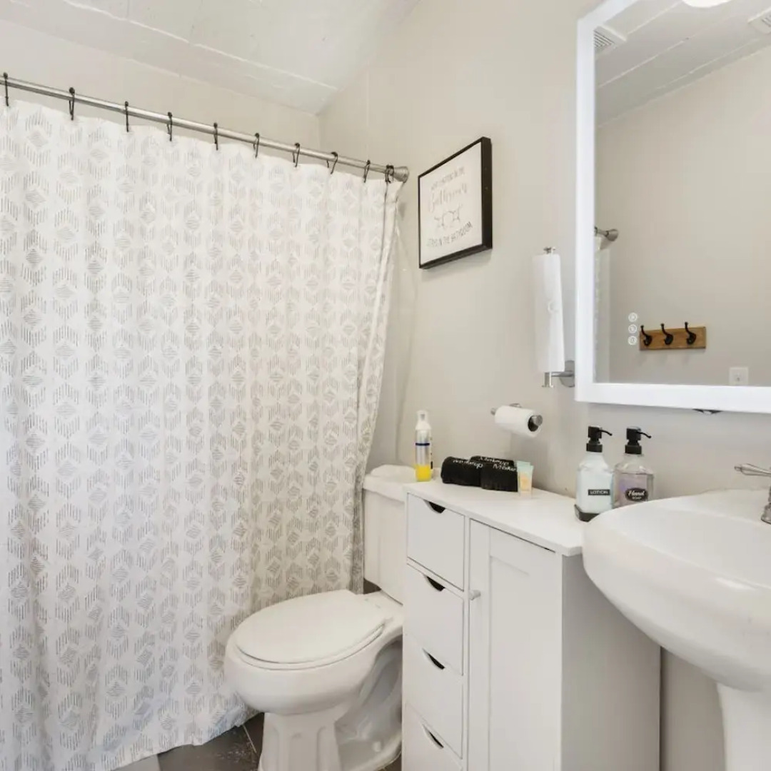 Stockyards- 4min Pet Friendly 3BR Luxe Gem