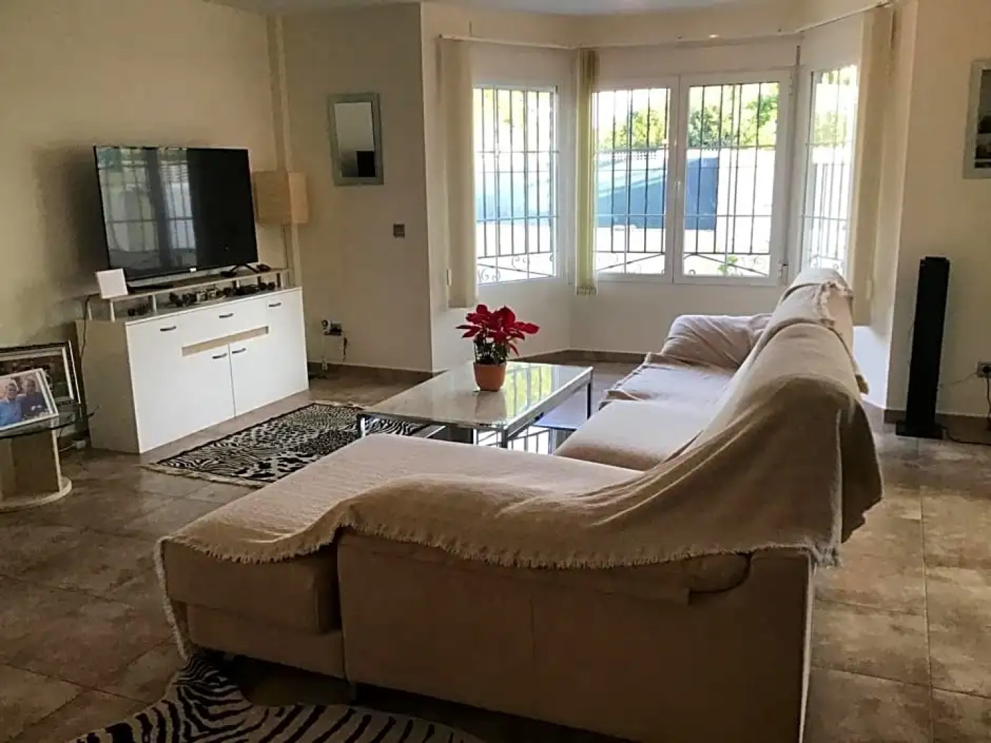 Double Room with Shared Bathroom and Shared Communal Areas R4