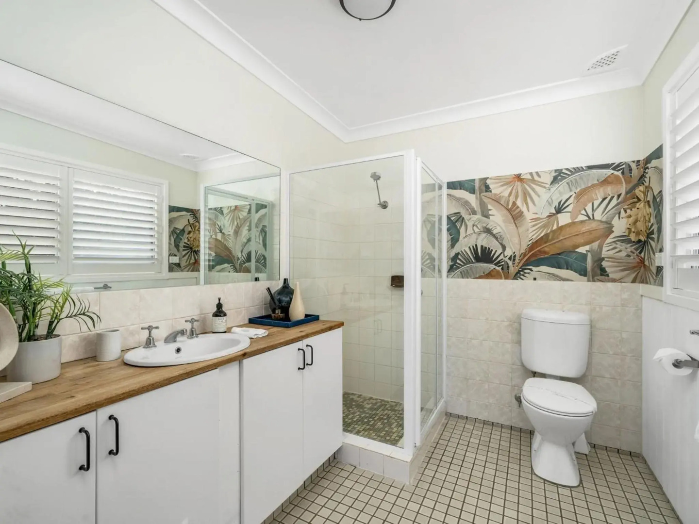 Akora at Hyams 4pm Check Out Sundays