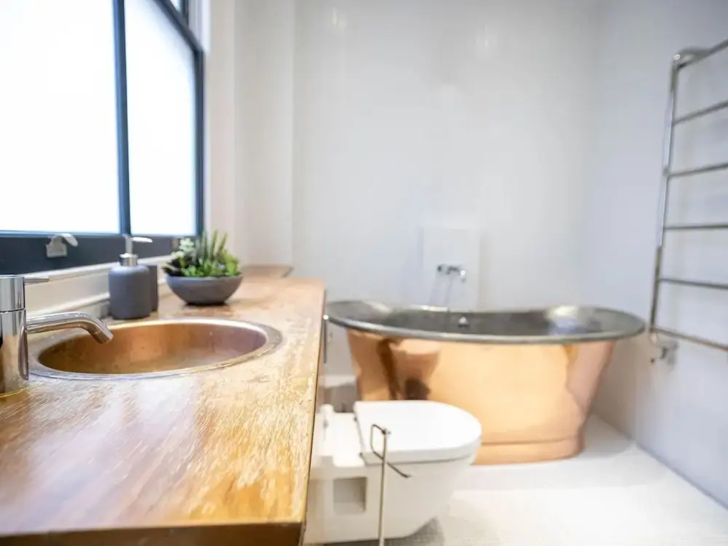 Liverpool St Three Bedroom Home Near Tube Station