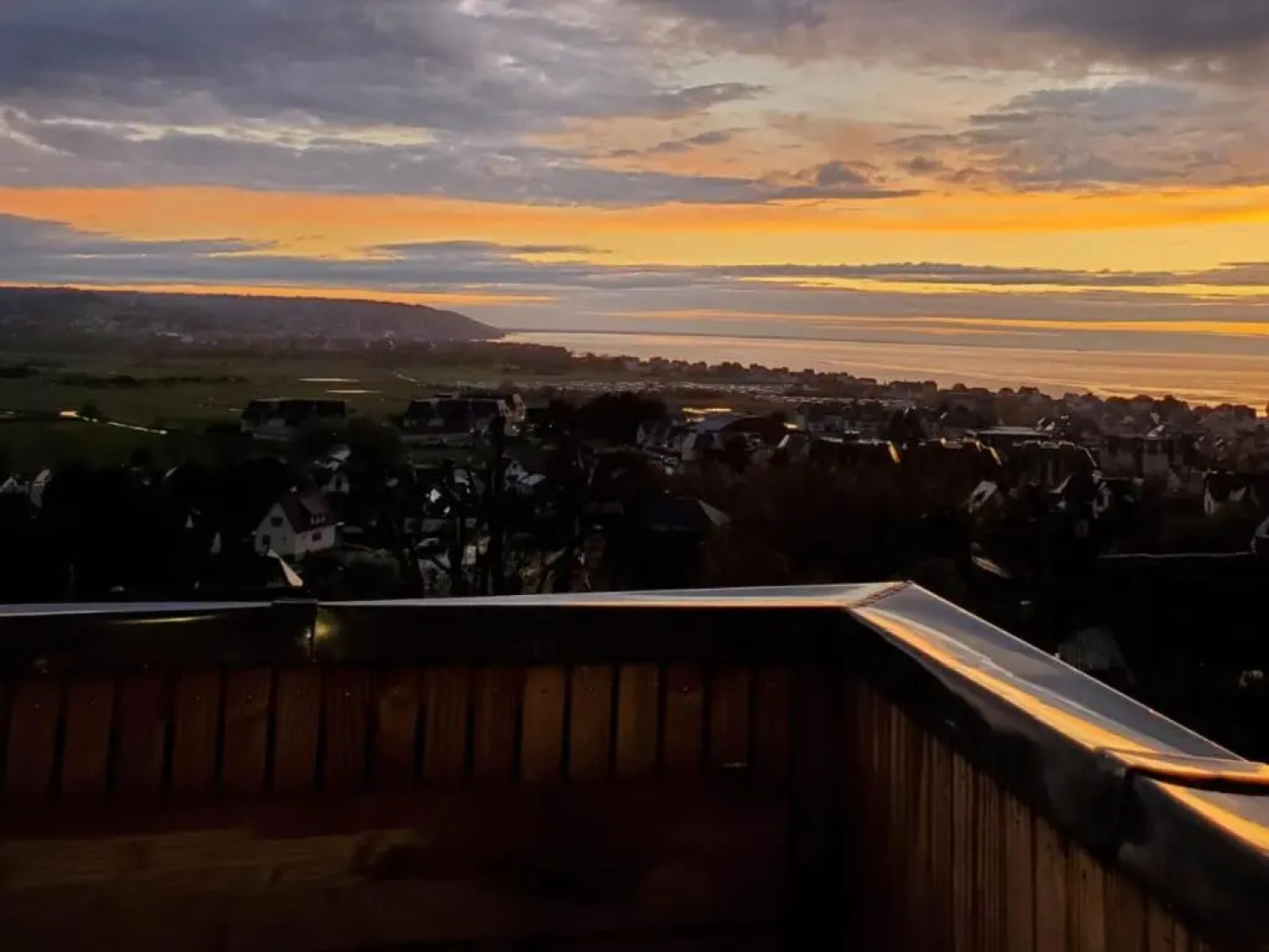 Joli studio neuf vue mer proche Deauville