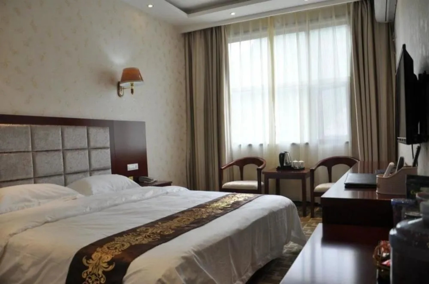 Yichuan Longsheng Business Hotel