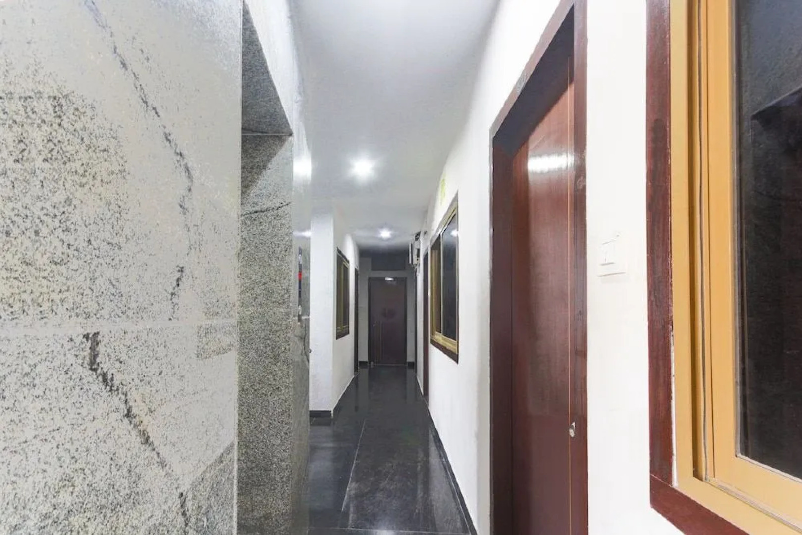 OYO 47565 Hotel Cm Residency