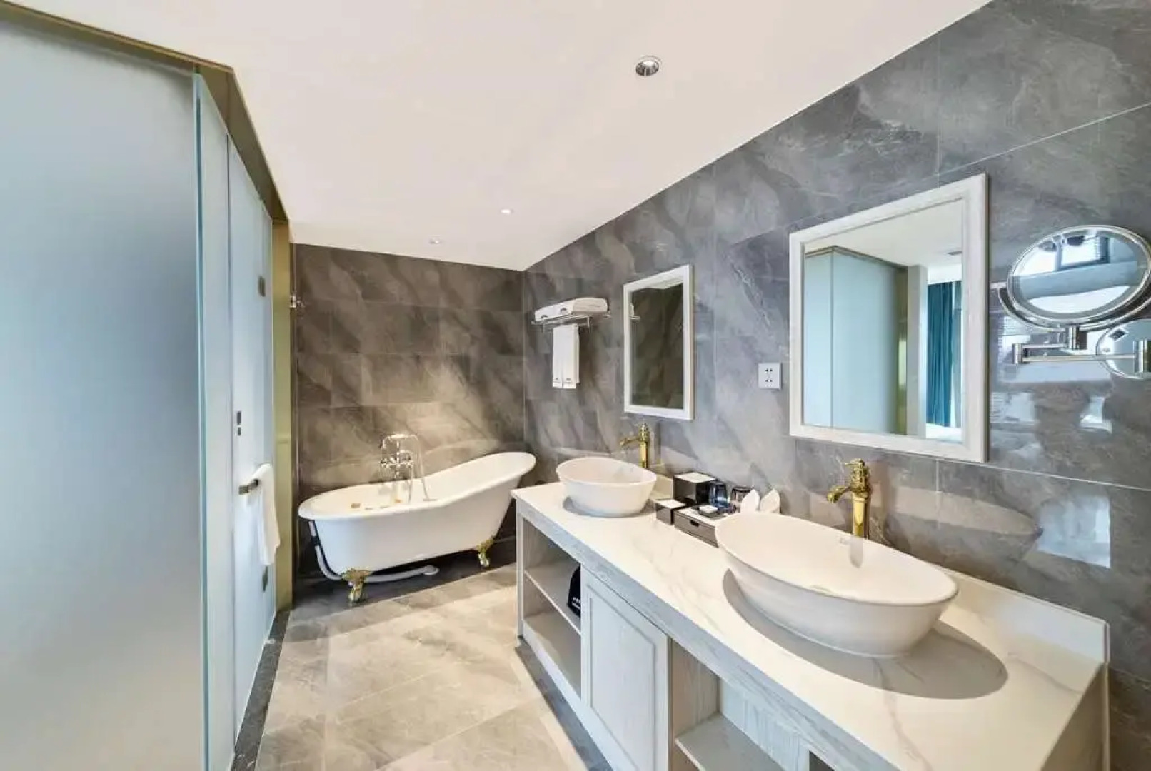 Howard Johnson by Wyndham Lake Serenity Hot Springs Xichang