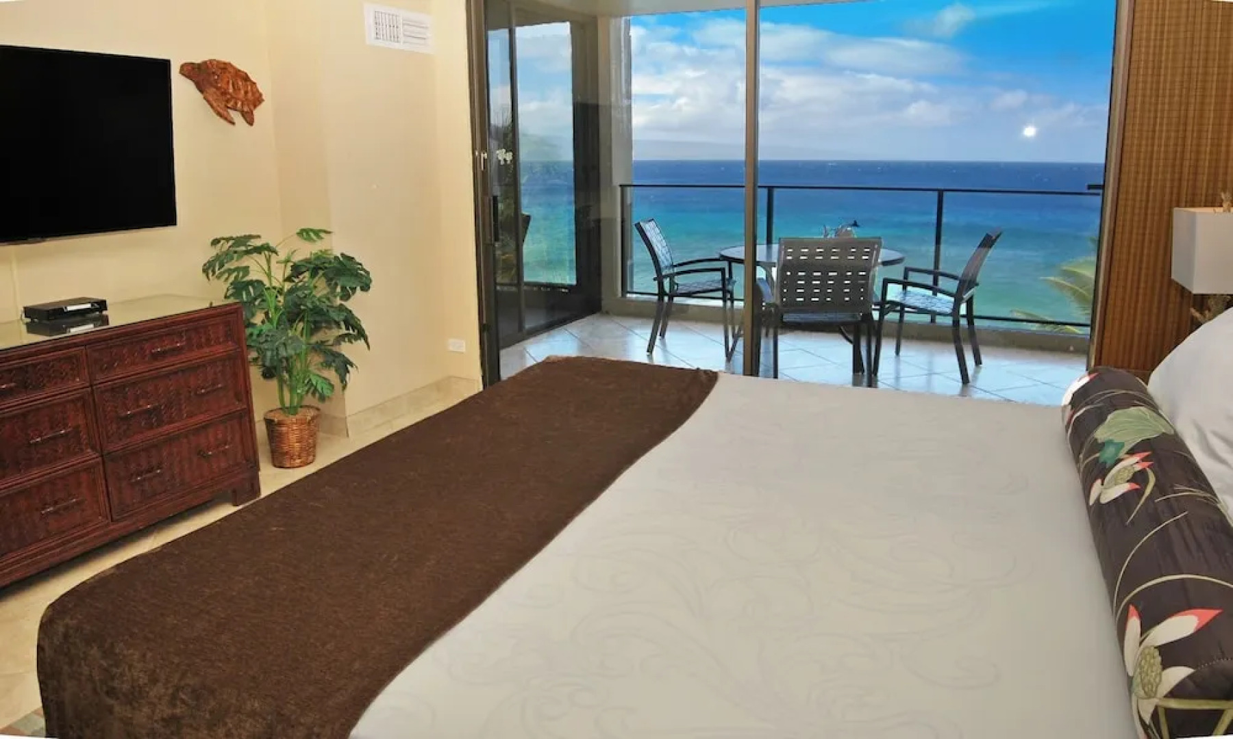 Mahana 604 Oceanfront 1bd/1ba 1 Bedroom Condo by RedAwning