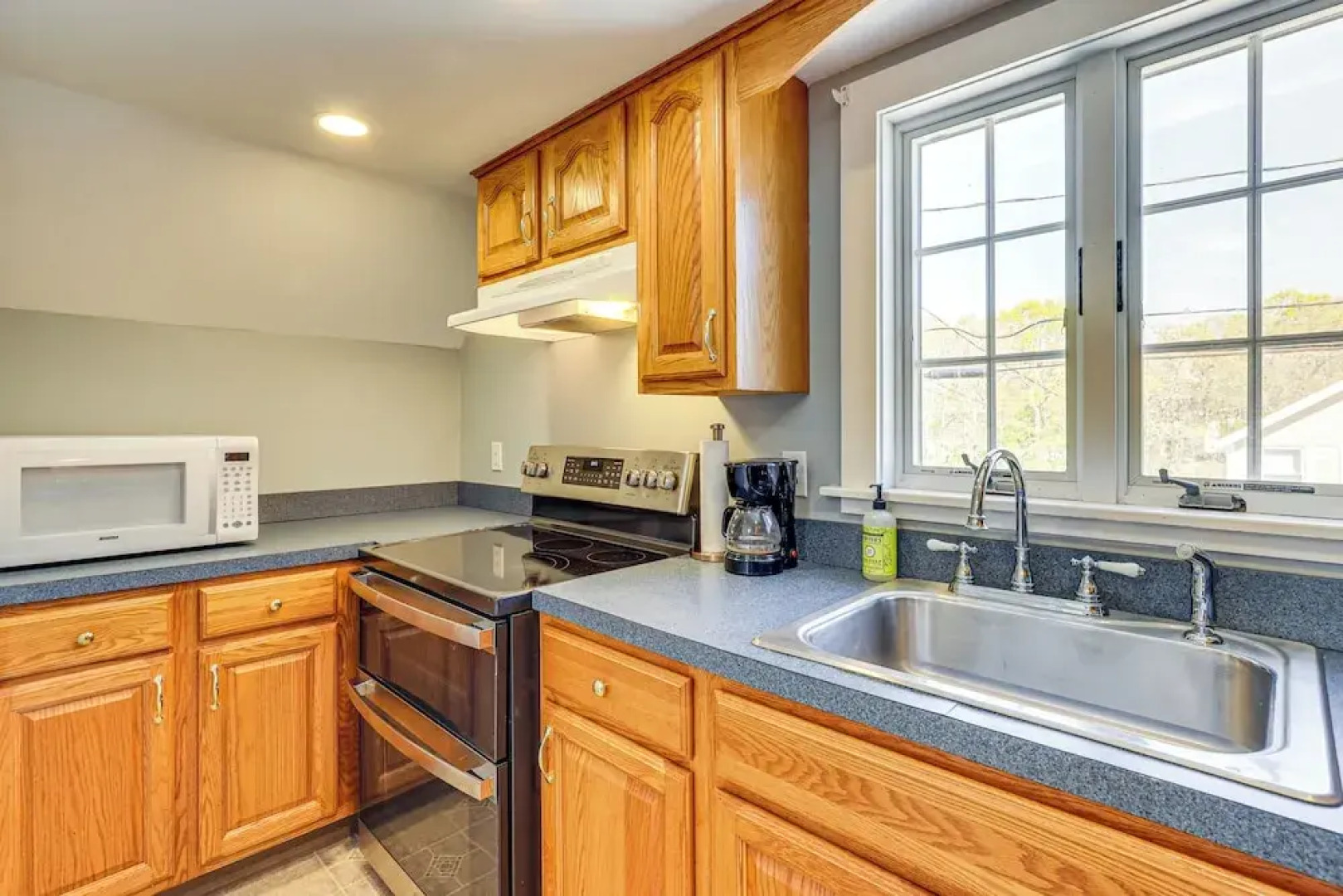 Walk to Hawk's Nest Beach: Coastal Old Lyme Apt