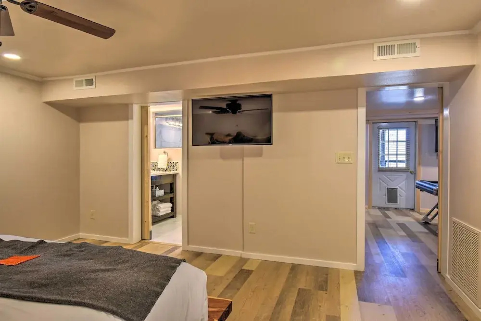 Luxury Pearcy Cabin w/ 5 Private Acres + Hot Tub!