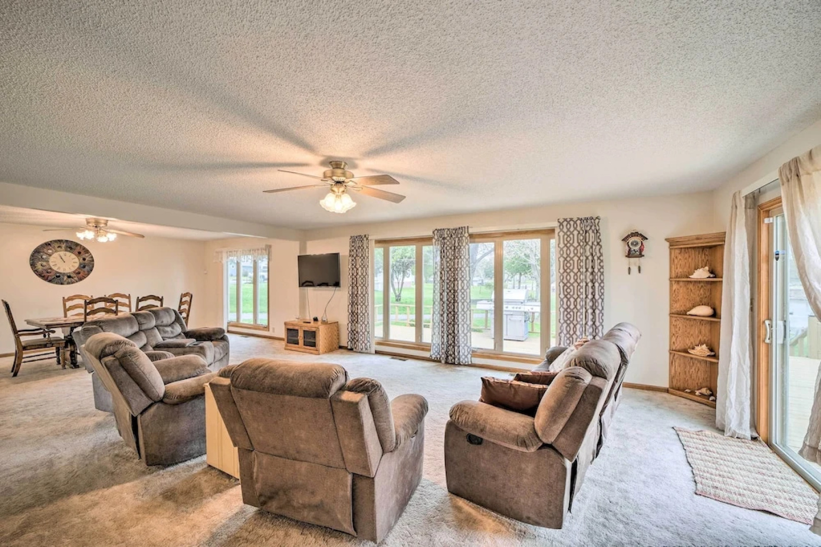 Kayaks & Boat Dock: Waterfront Home in Grove