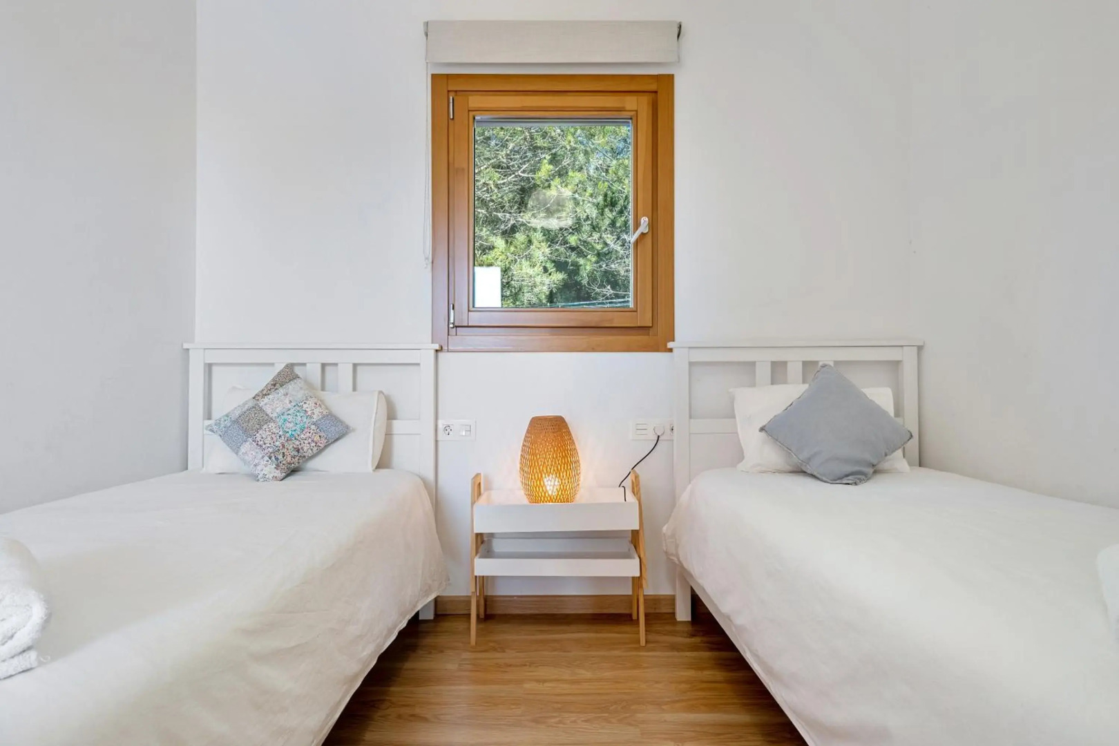 Casa nórdica en el bosque con vistas al mar