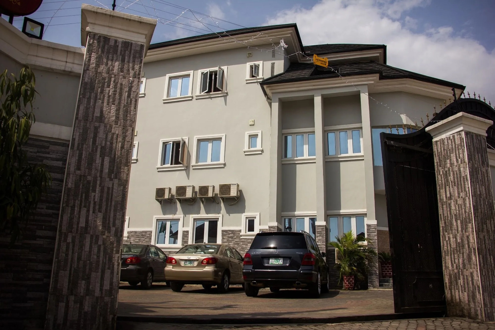 Sweet Season Luxury Suites