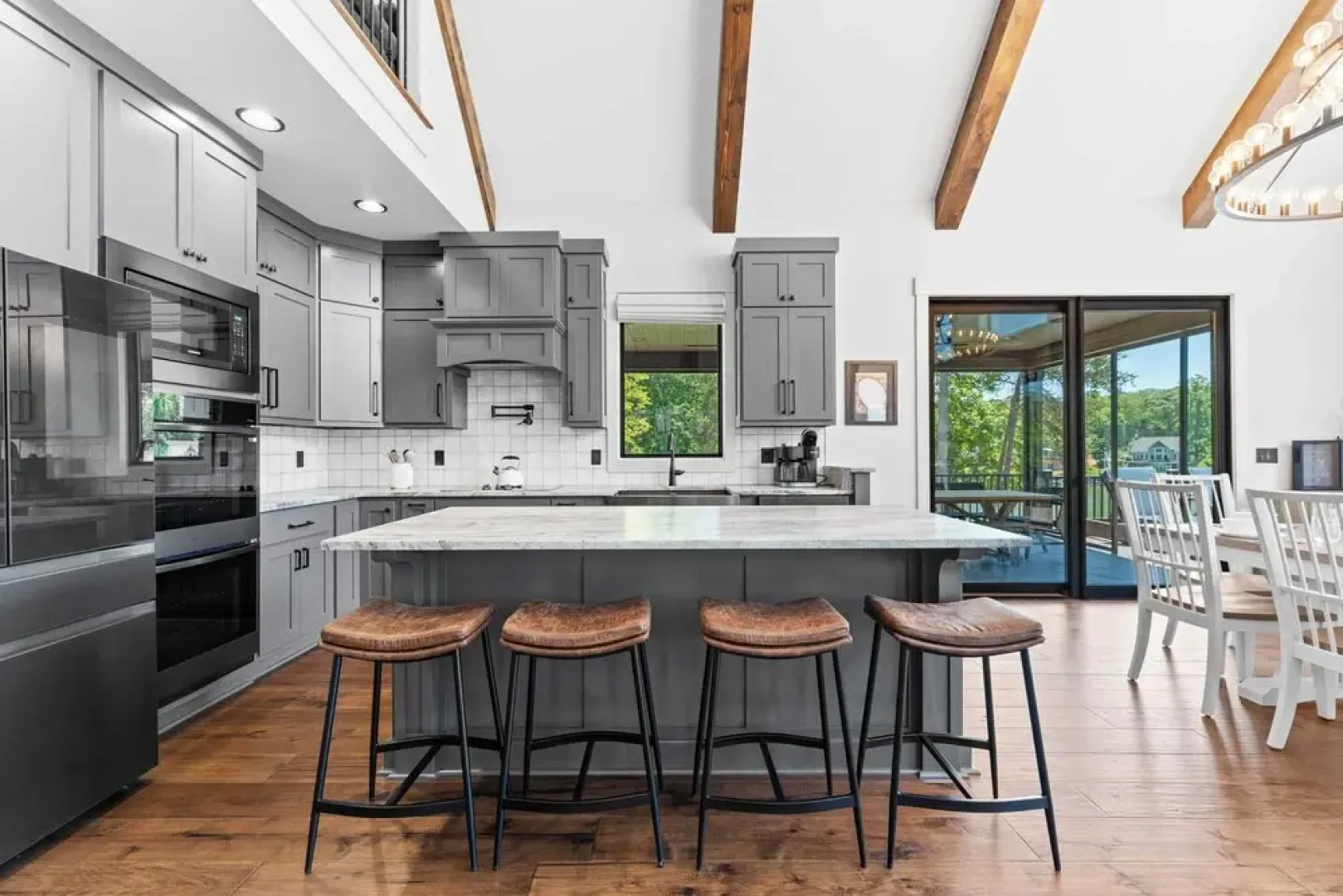 Blue Heron & Gray Fox by Avantstay 2 Lakefront Homes, Sleeps 44 Pool, Dock, Theater