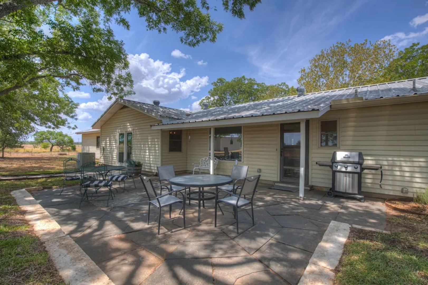 Spacious Home - Fire Pit, BBQ and Outdoor Seating!