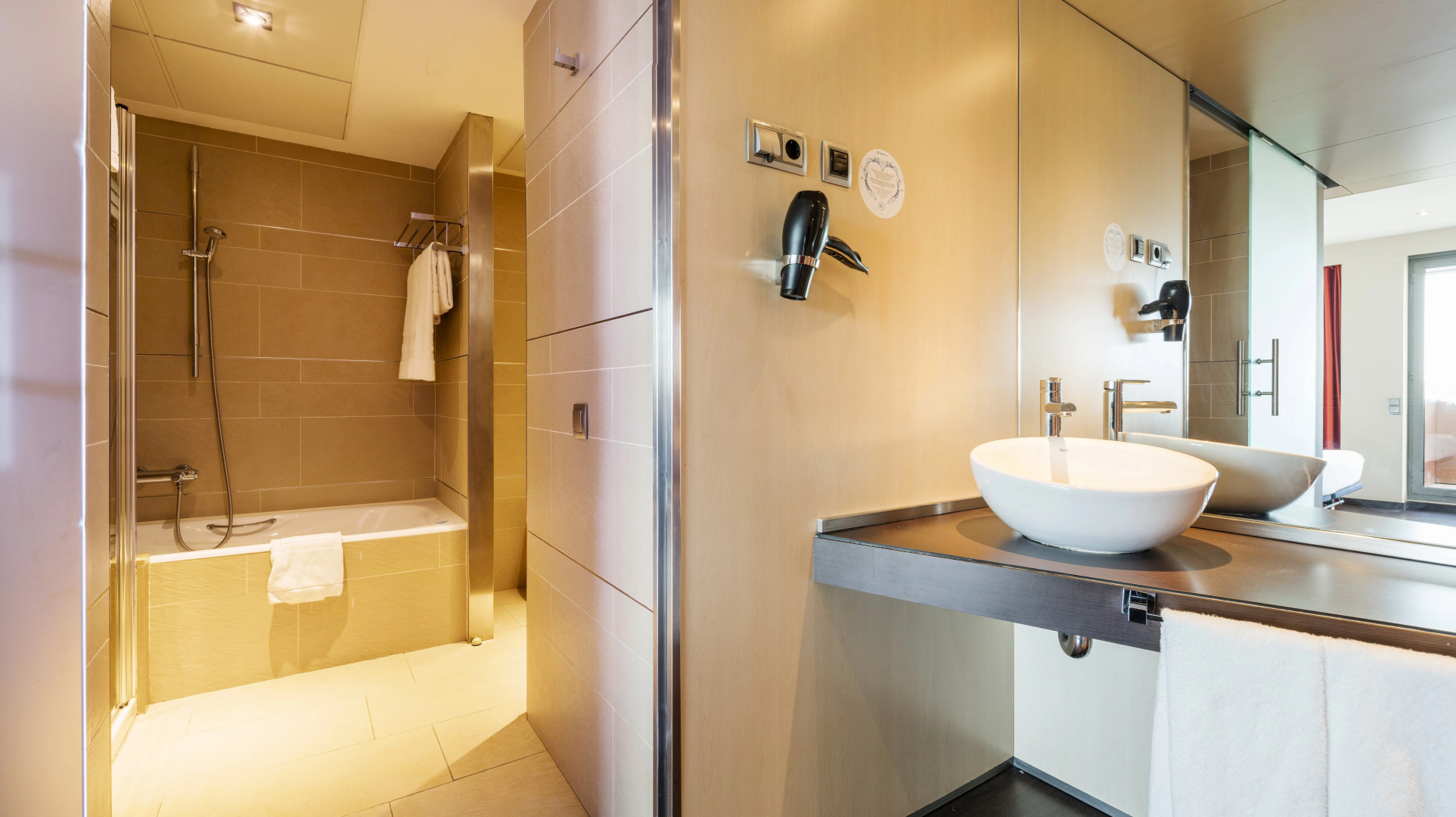 Отель ILUNION Barcelona