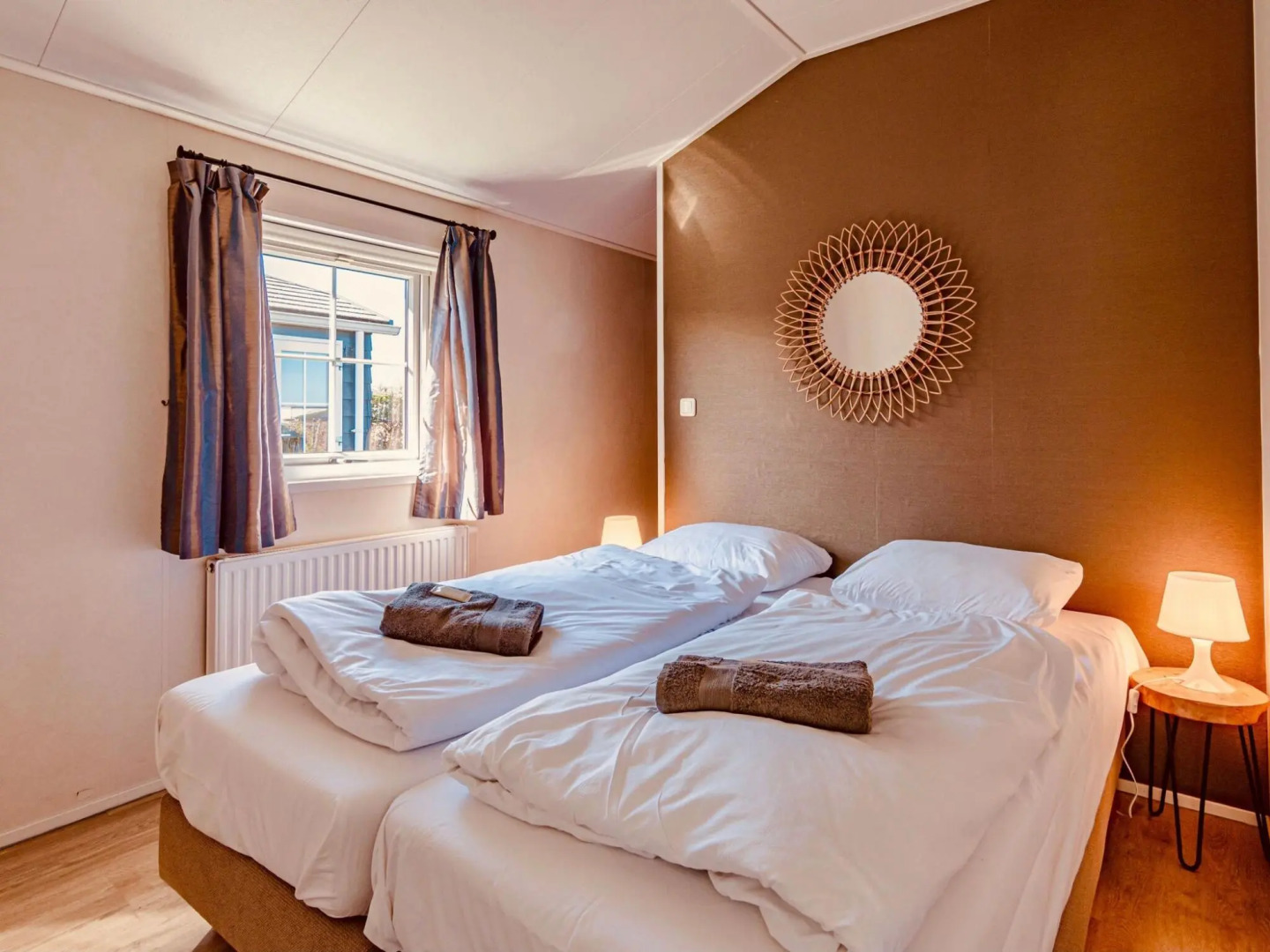 Chalet with a view of lake the Wiede in Giethoorn