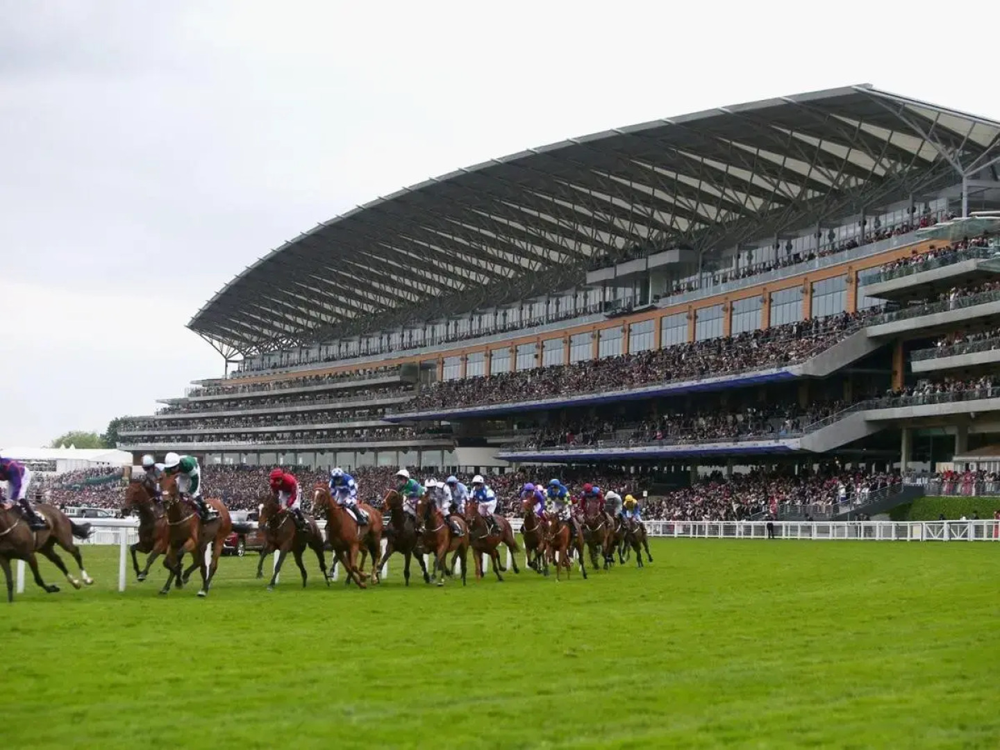 ENTIRE -HEATED -LUXURY YACHT - moored on Private Island -WIFI -sleeps up to 4 Adults or Adults with children over 2 years old -LAPLAND UK THORPE PARK LEGOLAND WINDSOR CASTLE HEATHROW ASCOT RACES WENTWORTH SAVILLE GARDENS LONDON