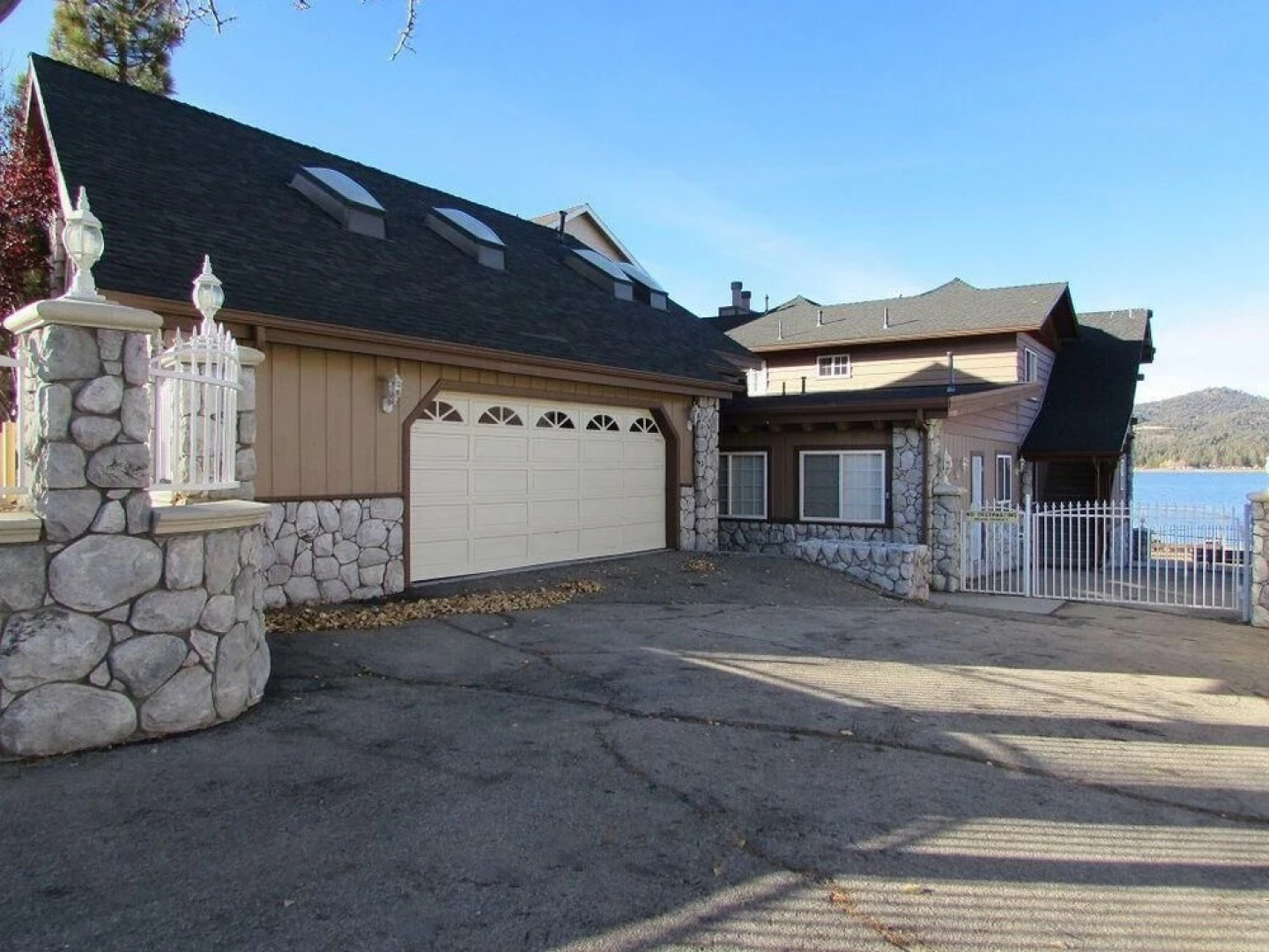 032 - Lakefront Village Escape