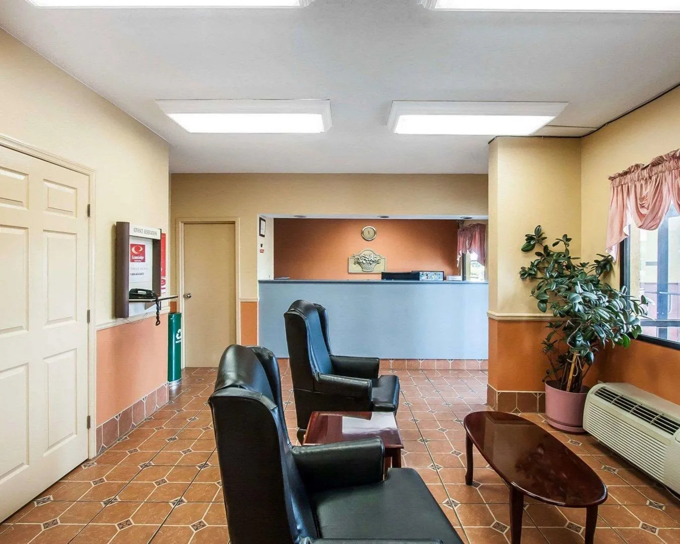 Econo Lodge Inn & Suites