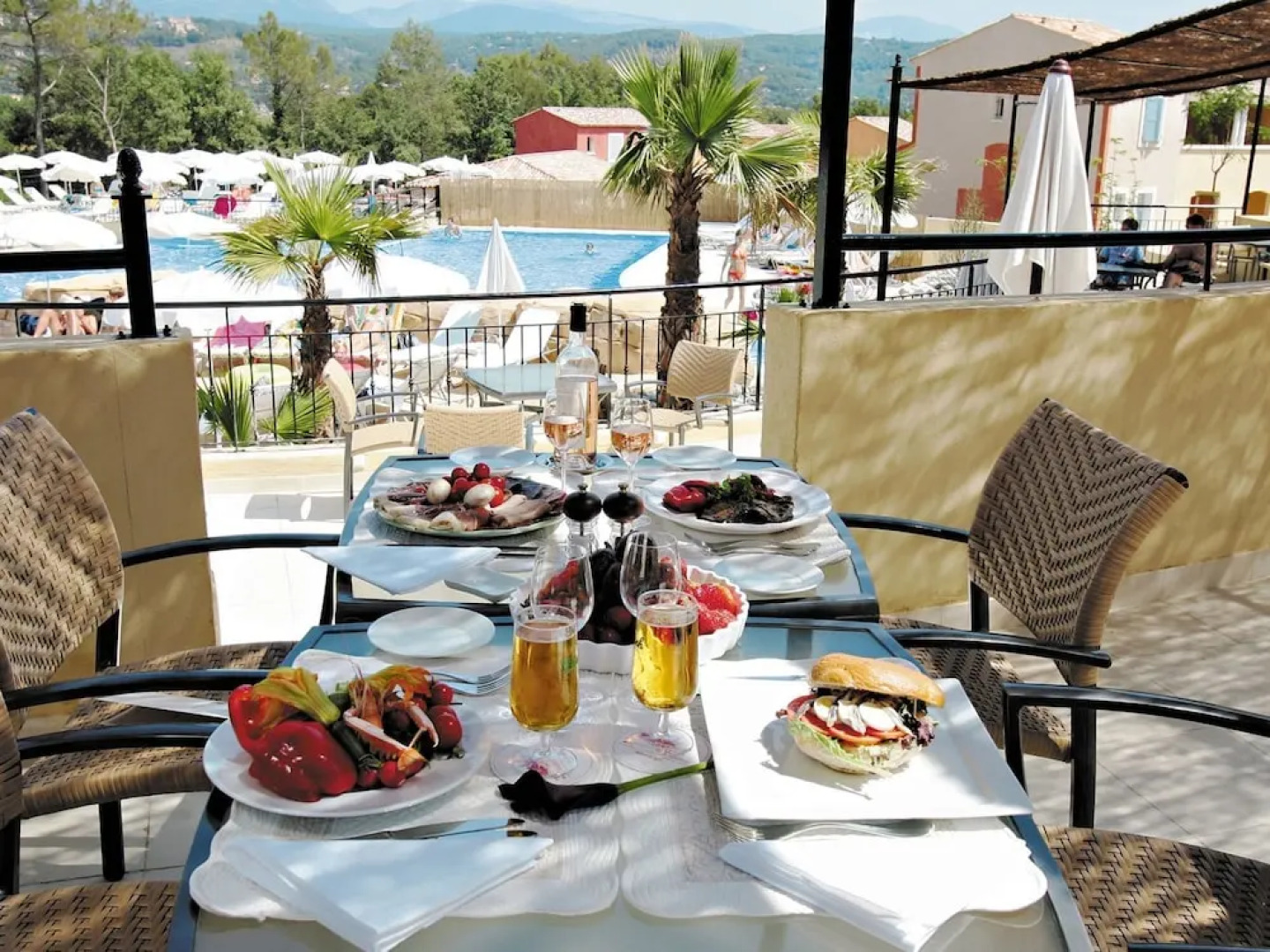 Attractive Holiday Home With Three Bathrooms and a Jacuzzi