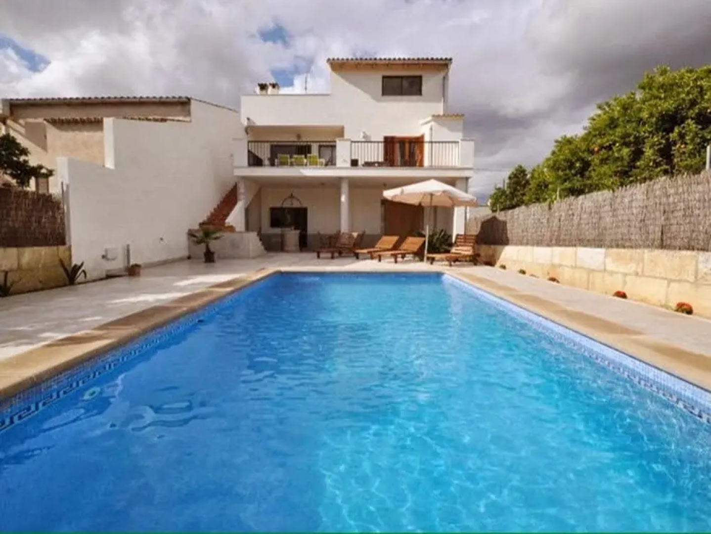 Llubi Pool and Views