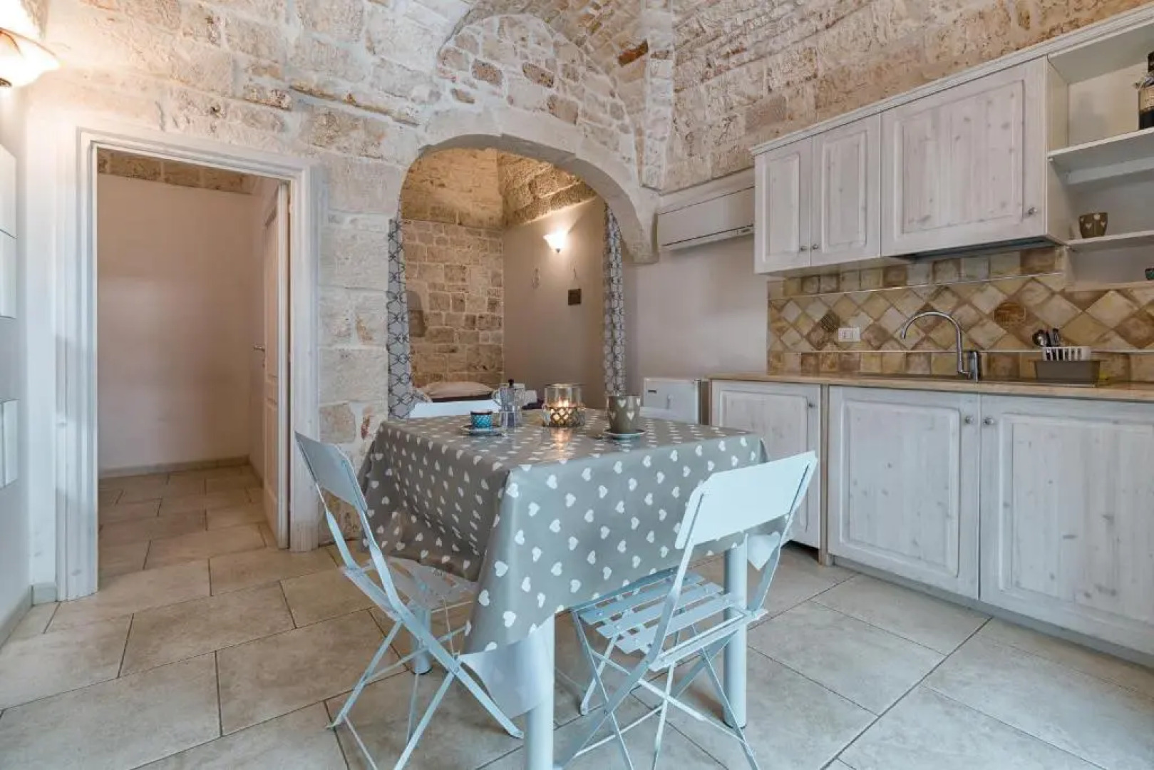 White House Flats & Studios