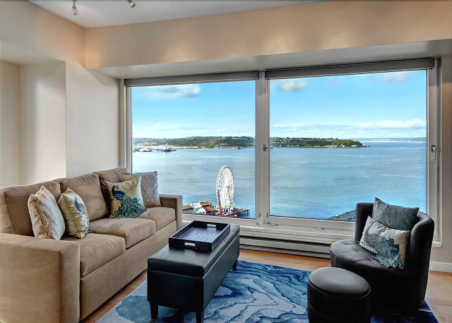 Newmark Elliott Bayview Luxury Suite - Two Bedroom Apartment with Balc