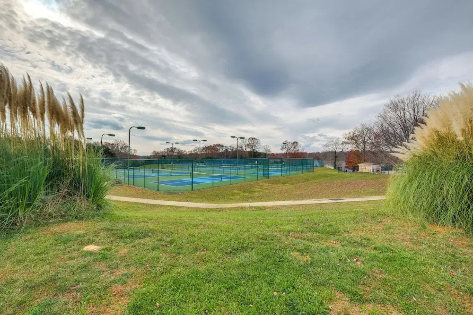 Pool & Lake Access: Mariners Landing Resort Studio