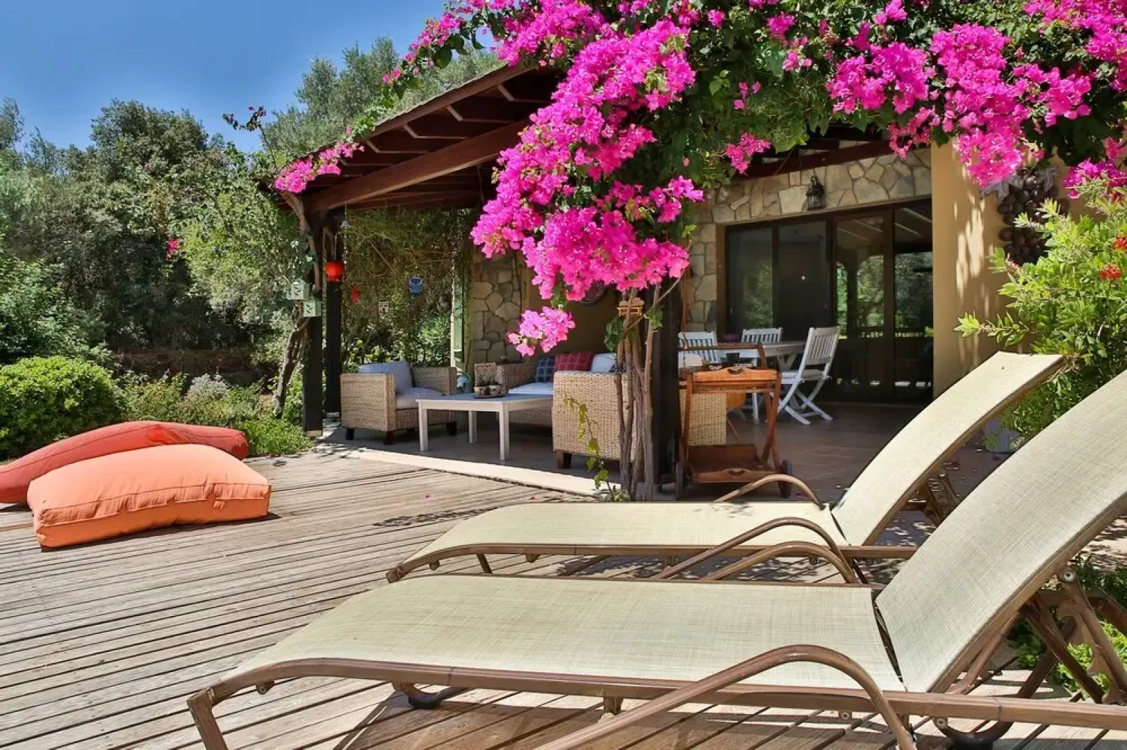 Important Group Villa Costa