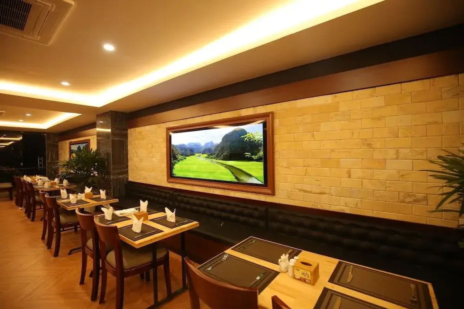 Liberty Hall Tam Coc Hotel & Villa