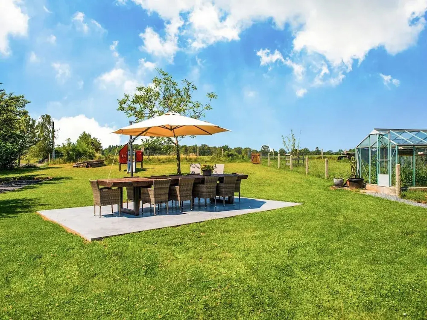 Villa in Bitvre With Garden