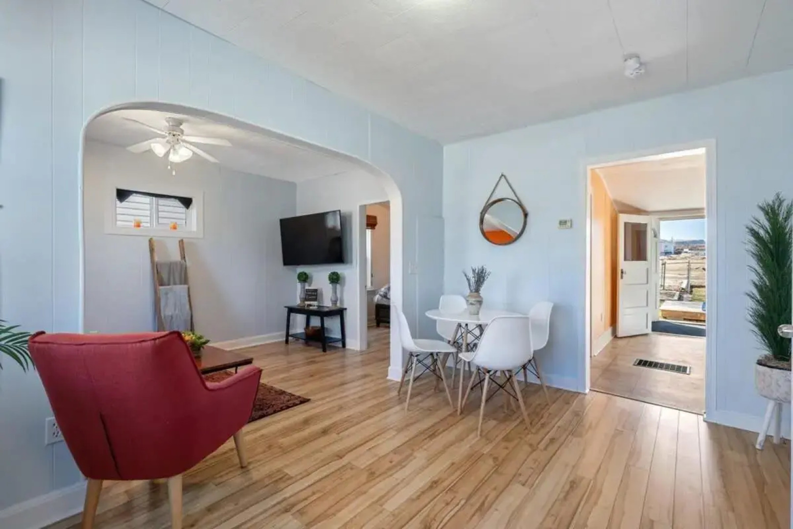 Dino Cave l Walk to Downtown l Fire Pit & BBQ I TV