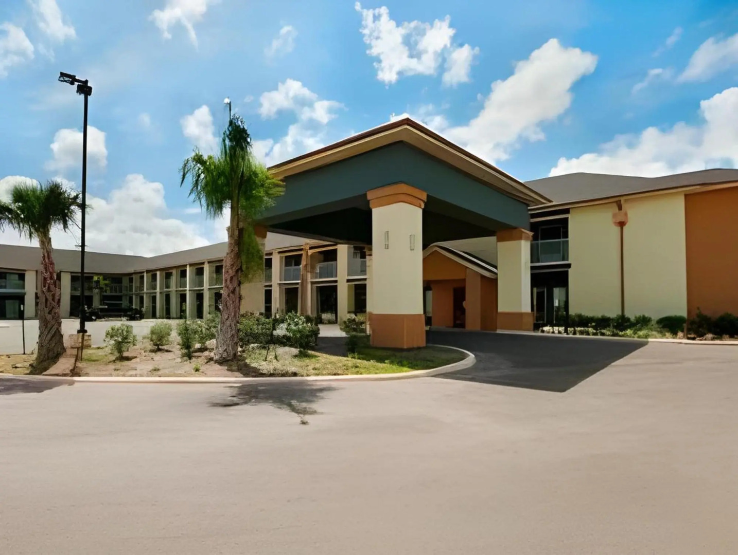 Super 8 by Wyndham Dilley TX