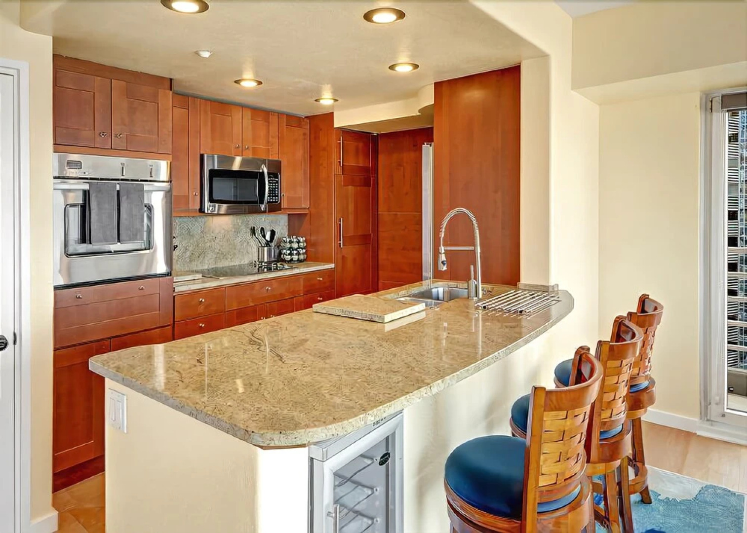 Newmark Elliott Bayview Luxury Suite - Two Bedroom Apartment with Balc