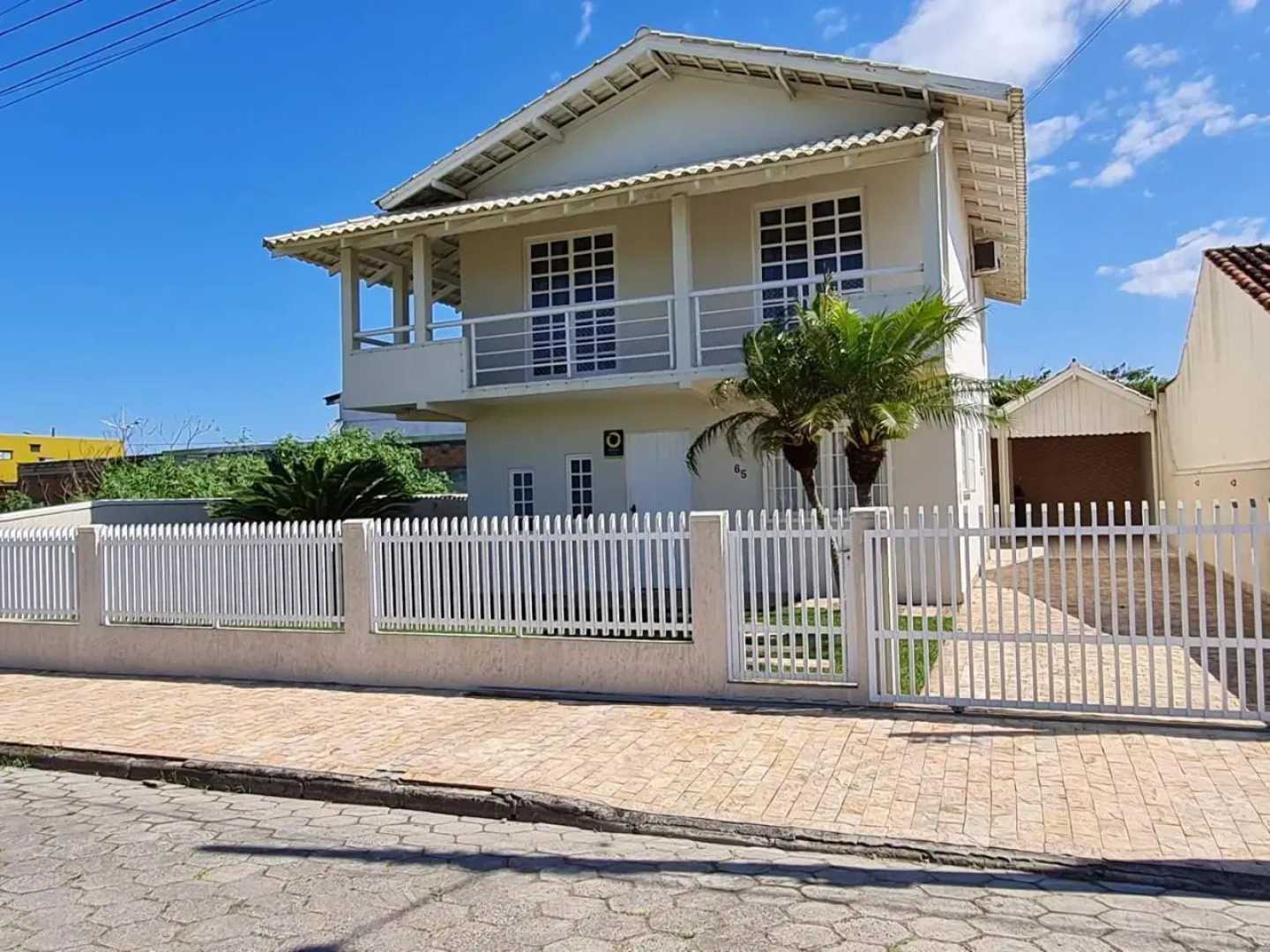 Ampla casa com 5 quartos e vista para o mar