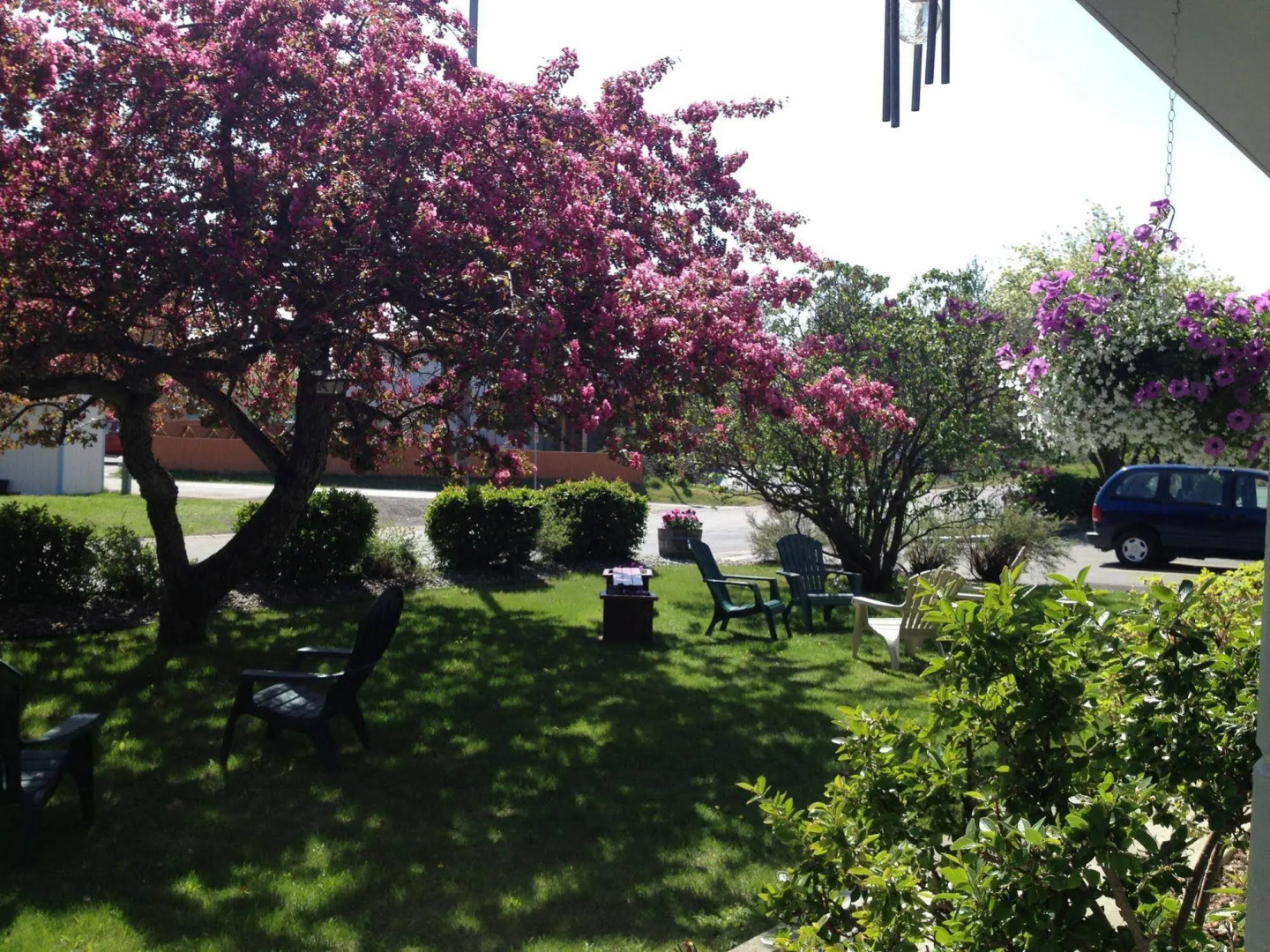 Lakeshore Inn & Suites