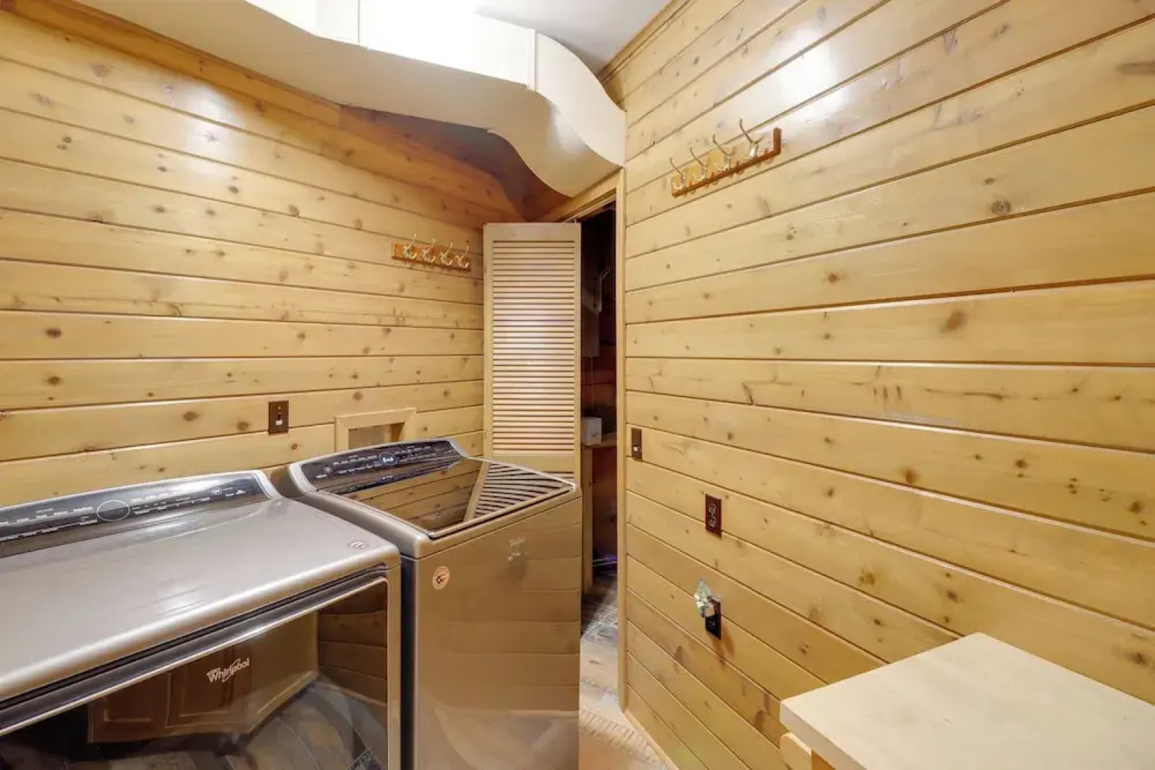 Family-friendly Riverfront Manor on the Little Red