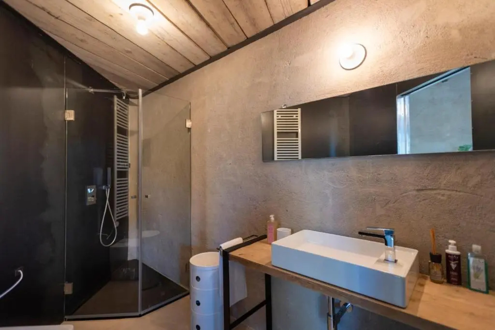 ROSTAGNI 1834 apt in villa with pool in the Barolo region