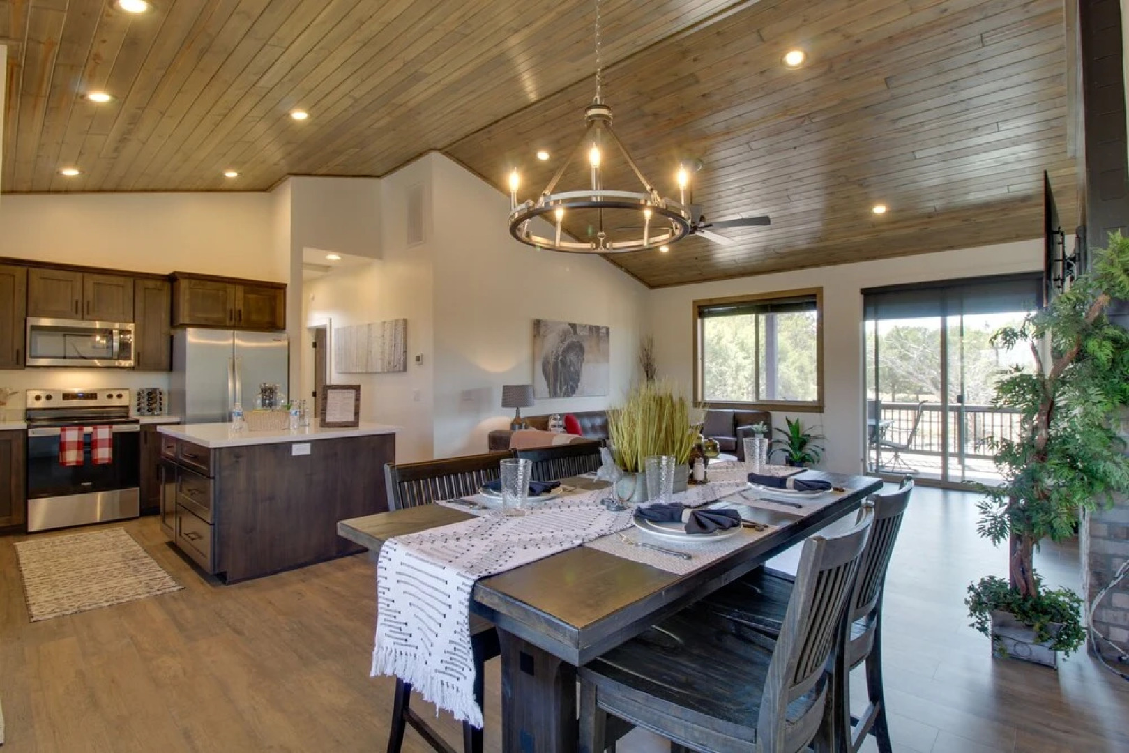 Show Low Cabin w/ Deck, Near Golfing & Hiking!