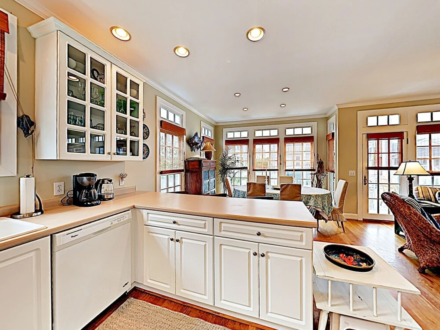 Charming & Spacious , 200 Steps From The Sand 3 Bedroom Condo