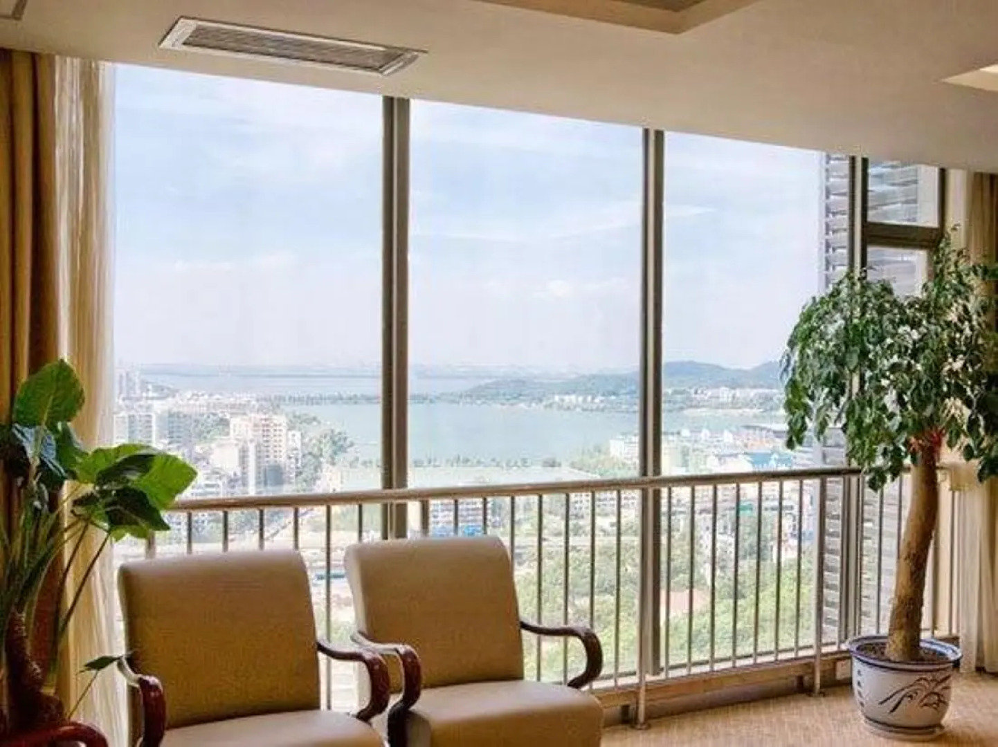 Wuhan Zhuo Yue Holiday Hotel