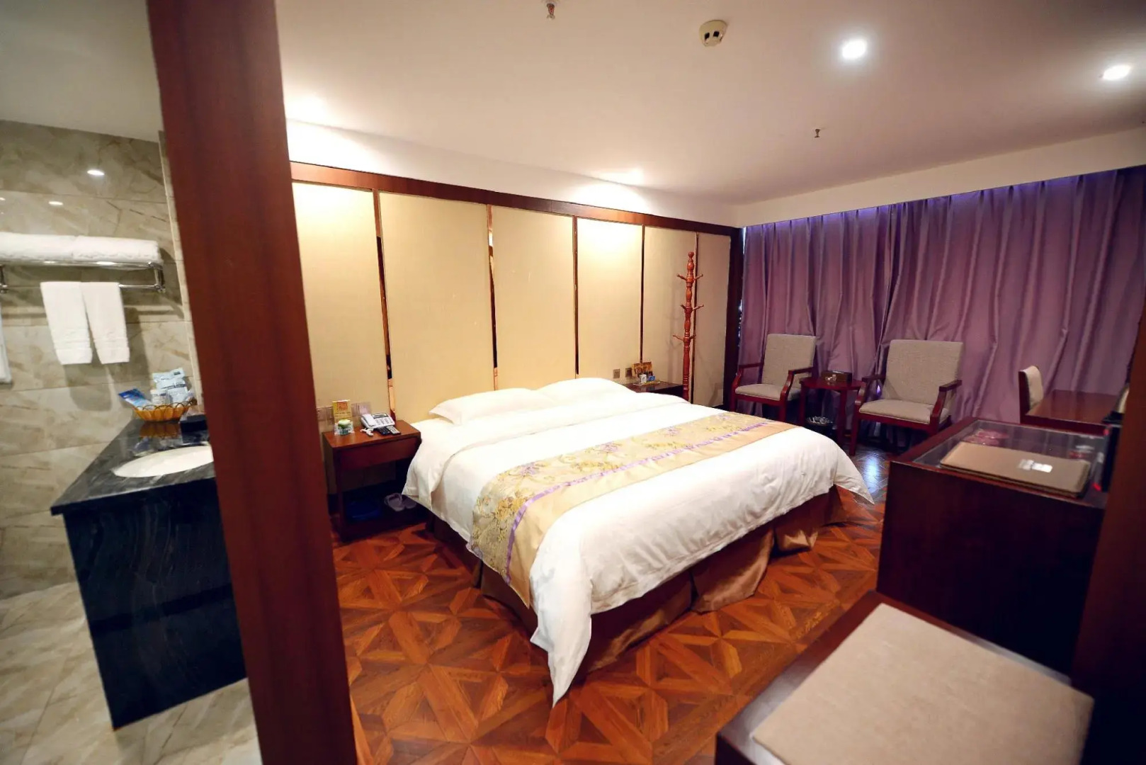 Dongtai Hotel (Guangyuan Lizhou East Road, Aoti Center)